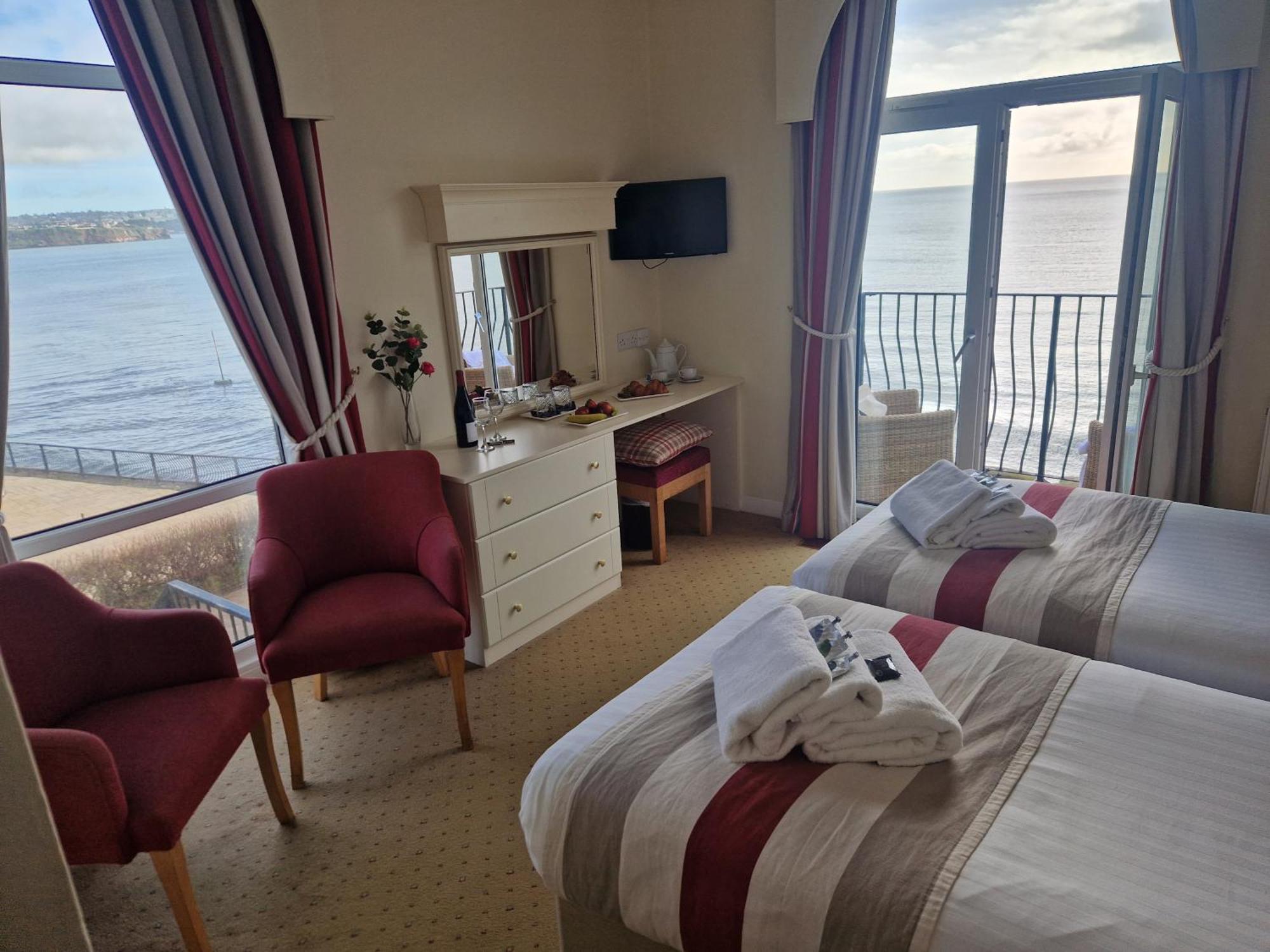 Redcliffe 3*